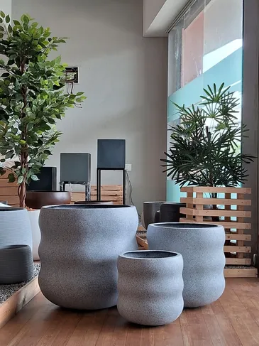 Teras düzenlemesinde dikdörtgen fiberglass saksılar